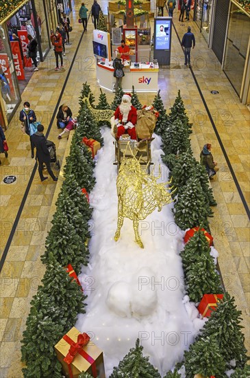 Christmas decorations and Father Christmas in a sleigh with reindeer in Forum Allgaeu