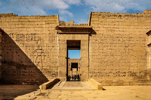 The 1st courtyard is dedicated to the military victories of Ramses III. The battles are shown in the large relief depictions