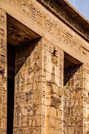 Colourfully well-preserved reliefs on the ceilings