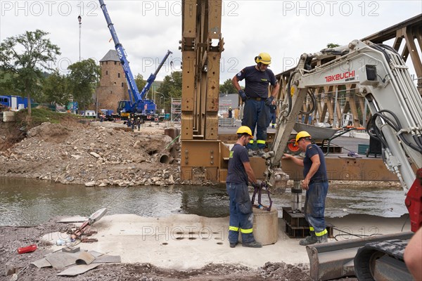 THW helpers build temporary bridge to replace the Ahrtor bridge