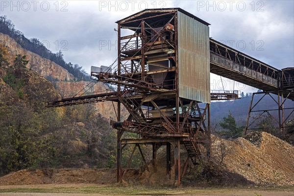 Conveyor and sorting plant in a disused porphyry quarry