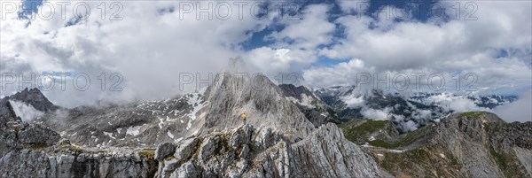 Hiker at the summit of the Westliche Toerlspitze