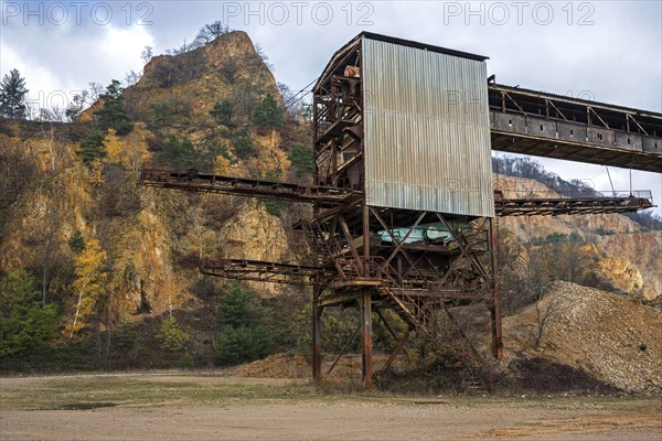 Conveyor and sorting plant in a disused porphyry quarry