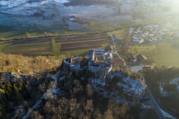 Sunset at the ruins of Neu Falkenstein Castle