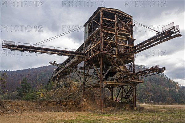 Conveyor and sorting plant in a disused porphyry quarry