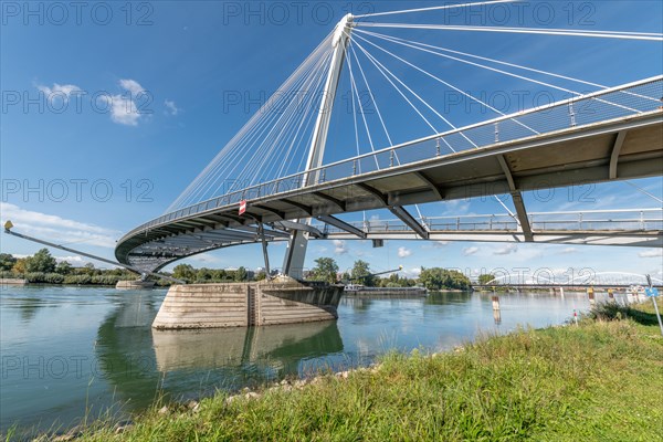 Deux Rives footbridge for pedestrians and cyclists between France and Germany