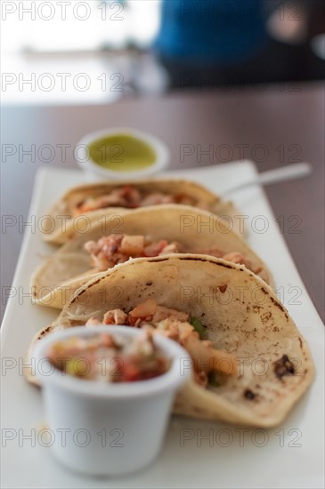 Nahaufnahme von mexikanischen Huehnchen-Tacos