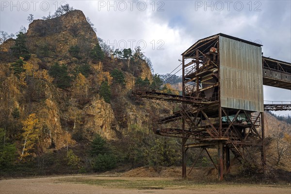 Conveyor and sorting plant in a disused porphyry quarry