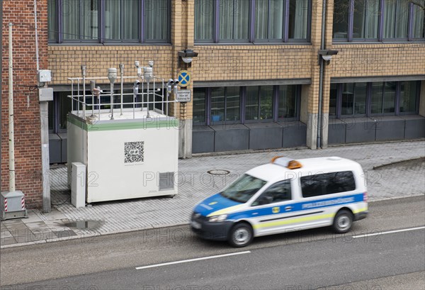 Fine dust measuring station on road