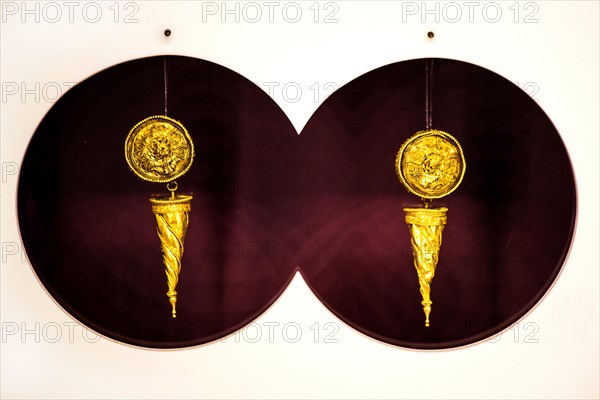 Disc earrings with conical pendant in gold