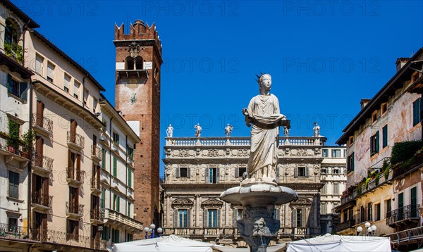 Fountain with the statue Madonna Verona