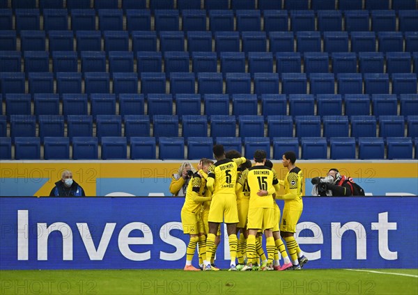 Goal celebration BVB Borussia Dortmund in front of perimeter advertising INVESTMENT