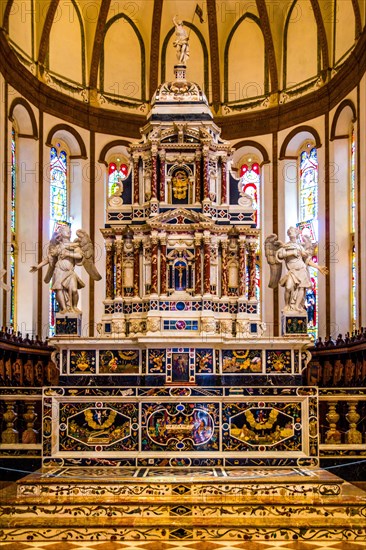 Altar impresses with beautiful marble inlay work showing Christian motifs