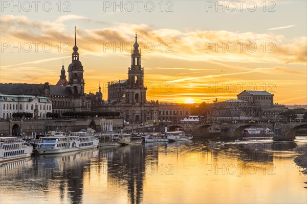 City view at sunset with the Elbe and the Sekundogenitur