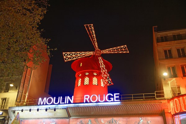 Variety Theatre Moulin Rouge by night