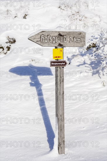 Signpost to the village of Hofsgrund and to a sculpture trail