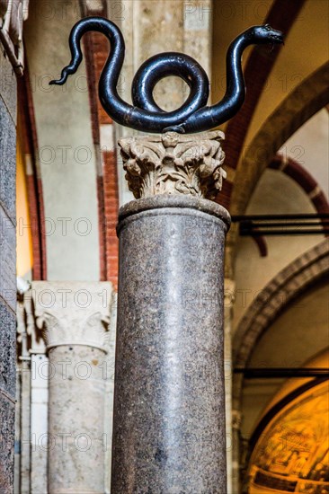 Serpentine Column