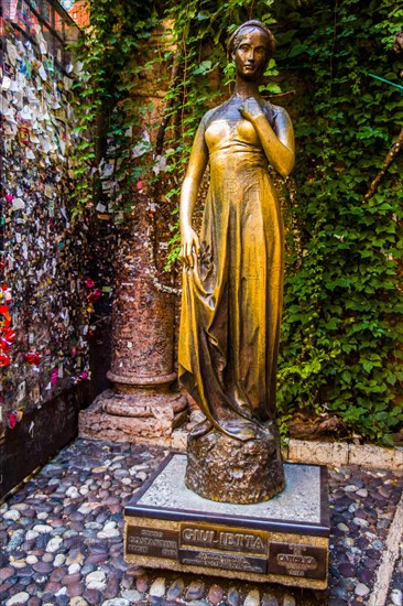 Bronze statue of Juliet at Juliet's house