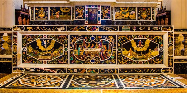 Altar impresses with beautiful marble inlay work showing Christian motifs