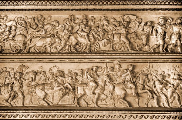 Procession of marching Roman soldiers with about five hundred figures