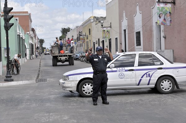 Traffic regulation at Plaza Mayor