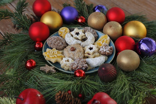 Swabian Christmas biscuits decorated with Christmas balls