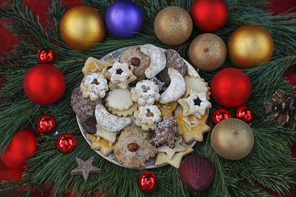 Swabian Christmas biscuits decorated with Christmas balls