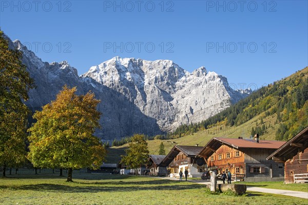 Almdorf Eng in front of Grubenkarspitze