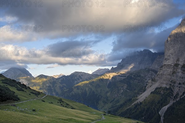 Hiking trail over the Hohljoch into the Engalm