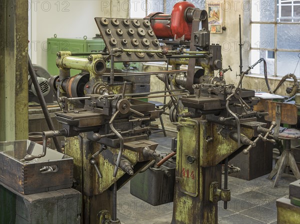 Transmission-driven machine in a former turning shop of a valve factory