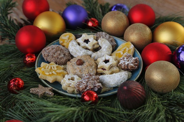 Swabian Christmas biscuits decorated with Christmas balls