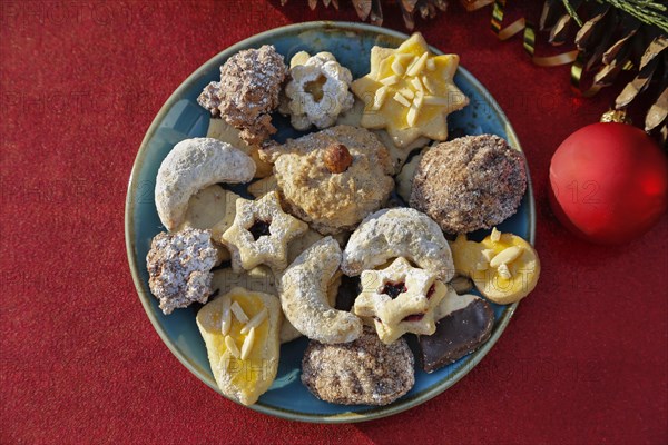 Swabian Christmas biscuits decorated with Christmas balls