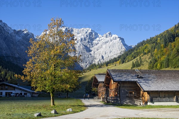 Almdorf Eng in front of Grubenkarspitze