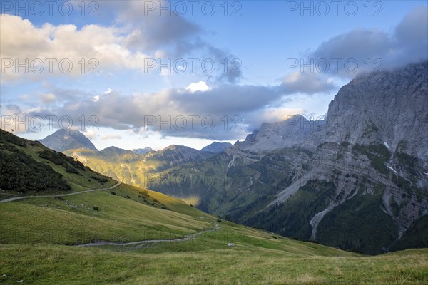 Hiking trail over the Hohljoch into the Engalm