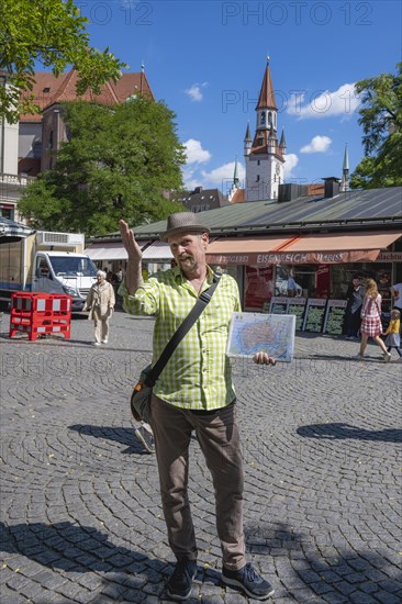 Tour guide with city map on city tour at the Viktualienmarkt