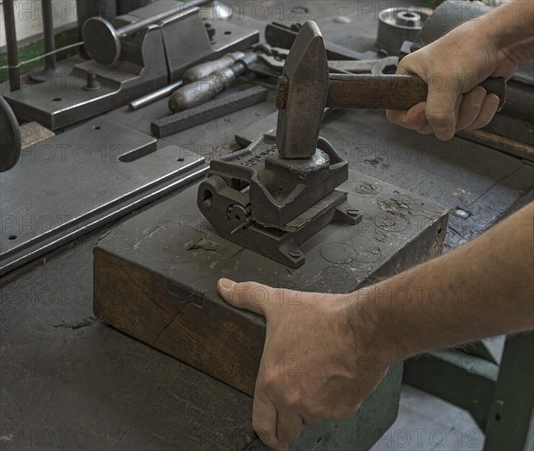 Press-in device for belt connectors in a former valve factory