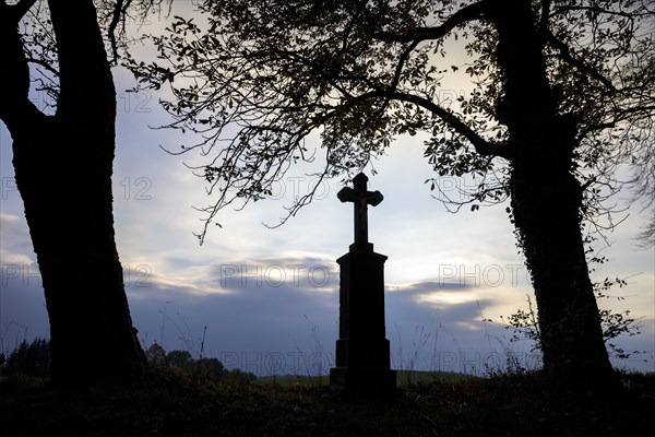 wayside cross in the backlight near Hof Hoefen