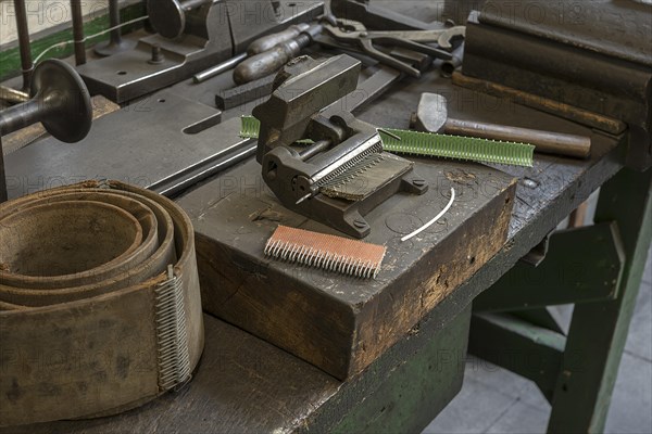 Press-in device for belt connectors in a former valve factory