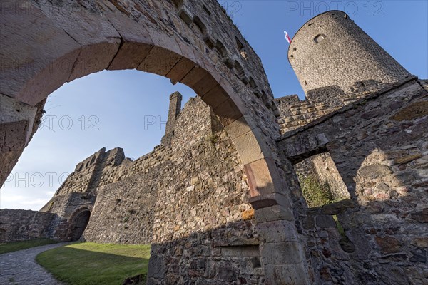 Middle gate with gatehouse of the outer castle