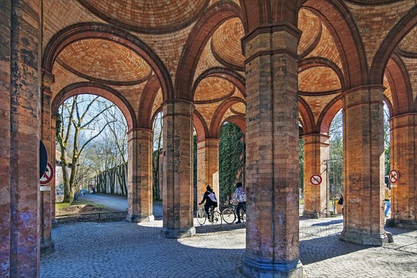 Dome and columns at the South Cemetery