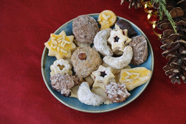 Swabian Christmas biscuits decorated with Christmas balls