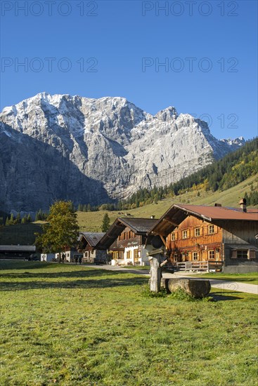 Almdorf Eng in front of Grubenkarspitze
