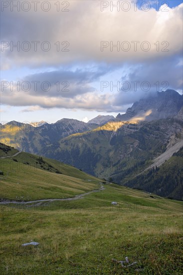 Hiking trail over the Hohljoch into the Engalm