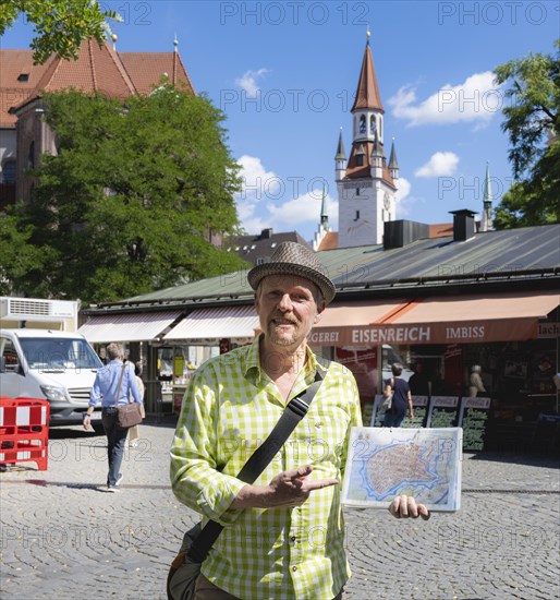 Tour guide with city map on city tour at the Viktualienmarkt