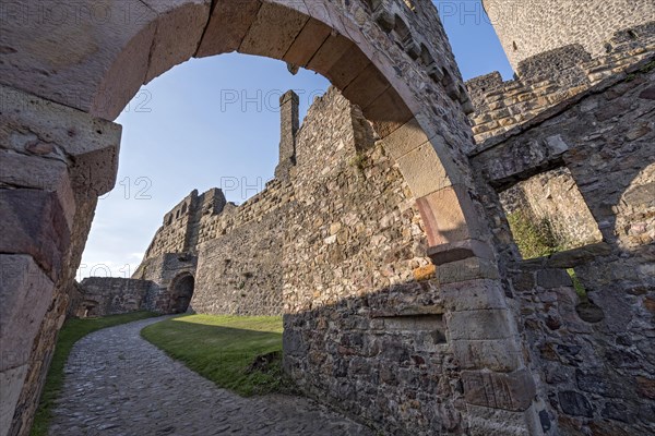 Middle gate with gatehouse of the outer castle