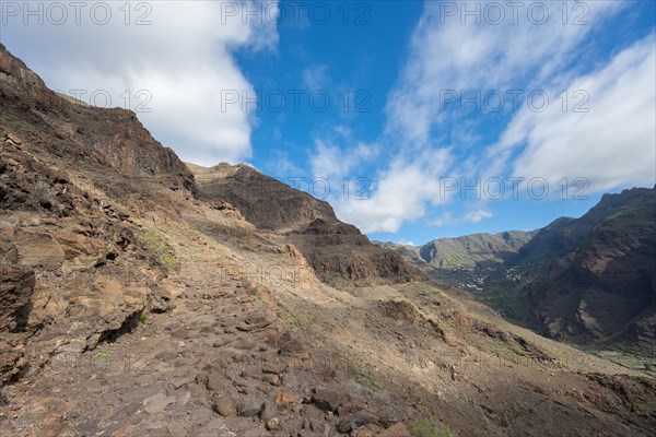 Camino la Merica hiking trail with view of El Guro