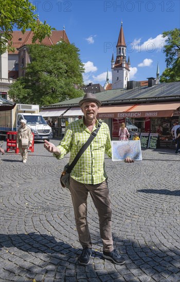 Tour guide with city map on city tour at the Viktualienmarkt