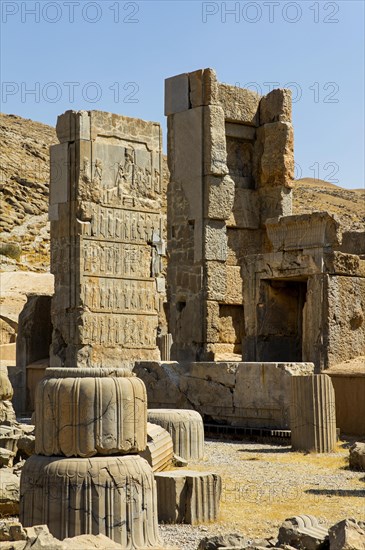 Hundred-column hall with reliefs in the door reveals