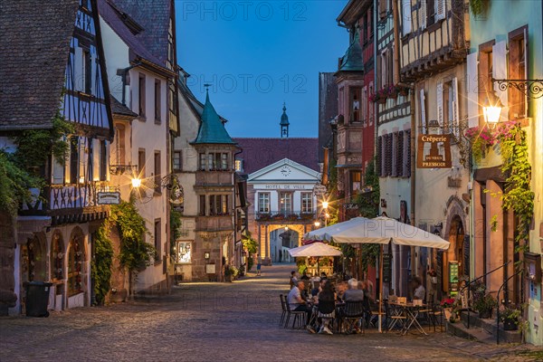 Shops and restaurants in the centre of Riquewihr