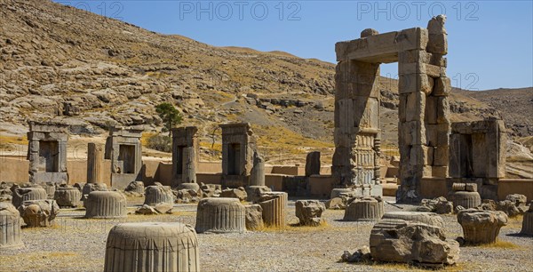 Hundred-column hall with reliefs in the door reveals